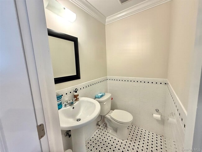 Building Photo - 30 Sintsink Dr E