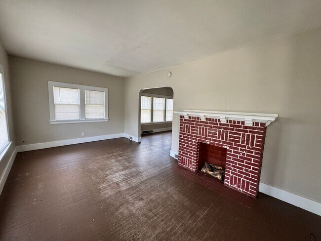 Building Photo - 2 bedroom 1 bath home in Rock Island