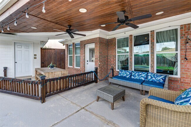 Building Photo - 6206 Clear Canyon Dr