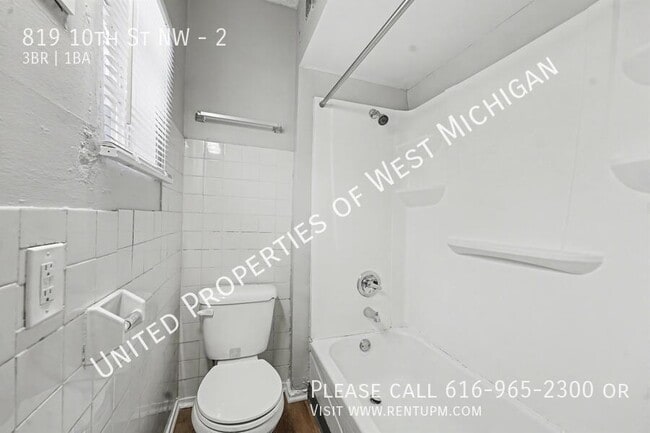 Building Photo - 819 10th St NW