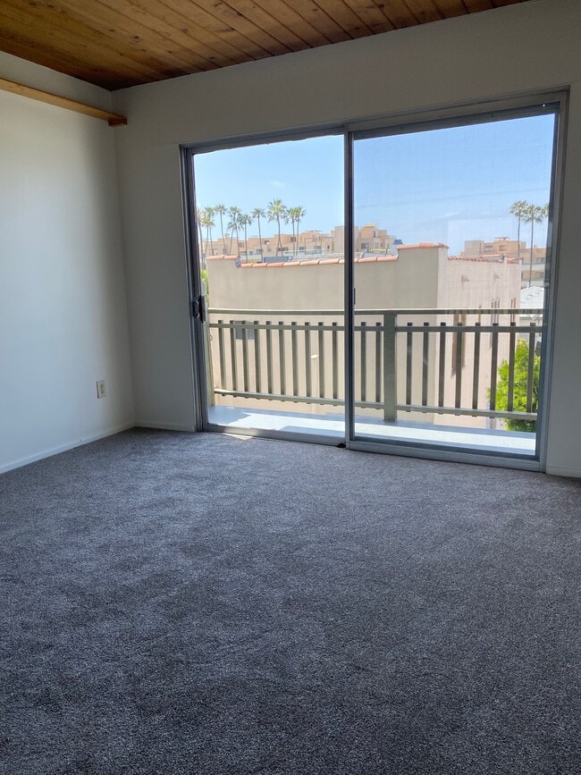 small balcony upstairs - 405 N Broadway