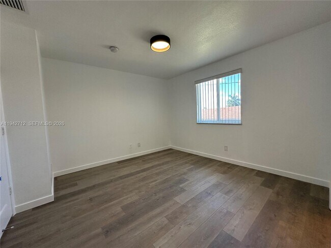 Building Photo - 322 NE 3rd St