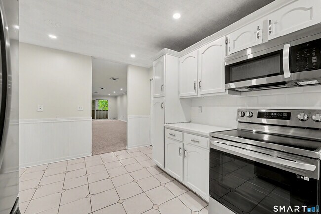 Building Photo - 172 Gillies Ln
