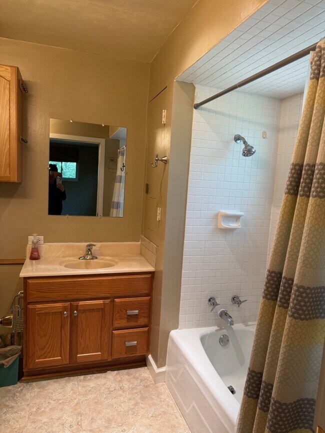Building Photo - Lindbergh Schools 3BD 2.5 Bth Open Floor Plan