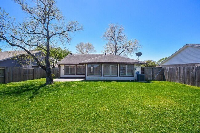 Building Photo - 10110 Shadow Pine Dr