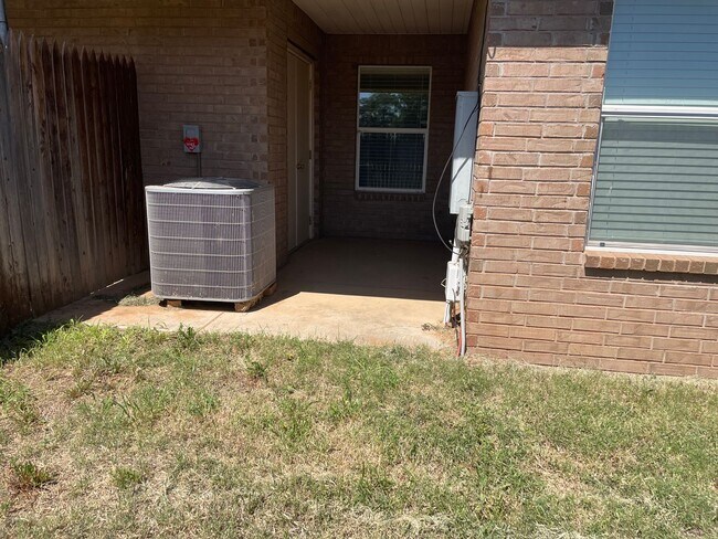 Building Photo - 706 N Englewood Ave