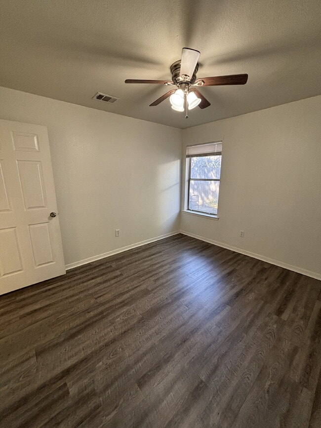 Building Photo - Charming, Updated 2 bed, 1 bath Duplex in ...