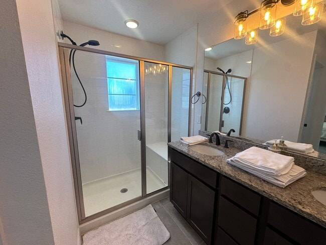 Building Photo - End unit Townhouse in Victory Ridge