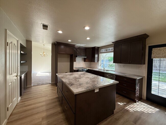 Building Photo - Nicely updated 4-bedroom in Oakdale!