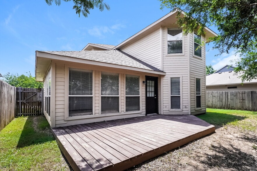 Building Photo - 809 Pace Dr