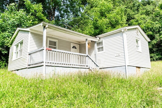 Primary Photo - 1136 Valley Dr SW