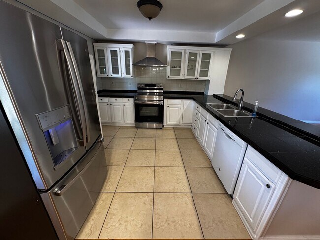 Building Photo - Spacious Aurora Home