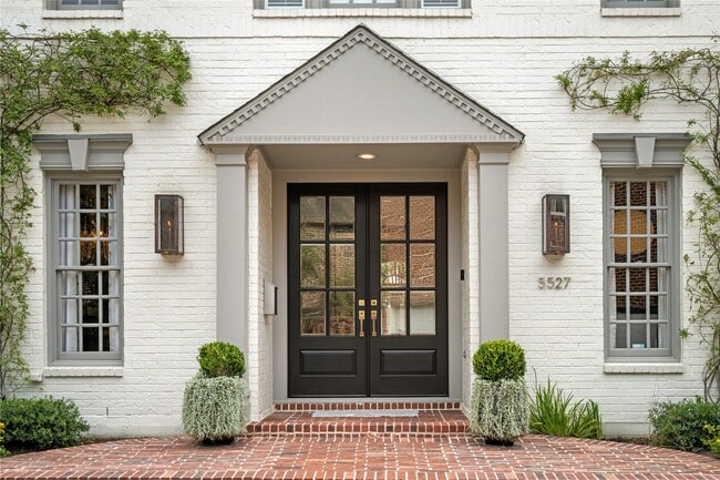 Building Photo - 5527 Briar Dr