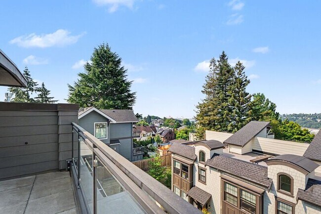 Building Photo - 2111 9th Ave W