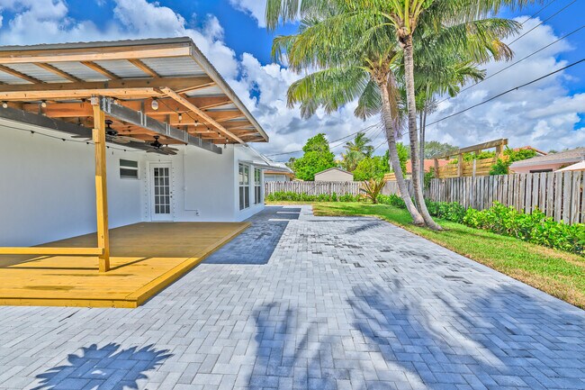 Building Photo - 921 SE 15th Ct
