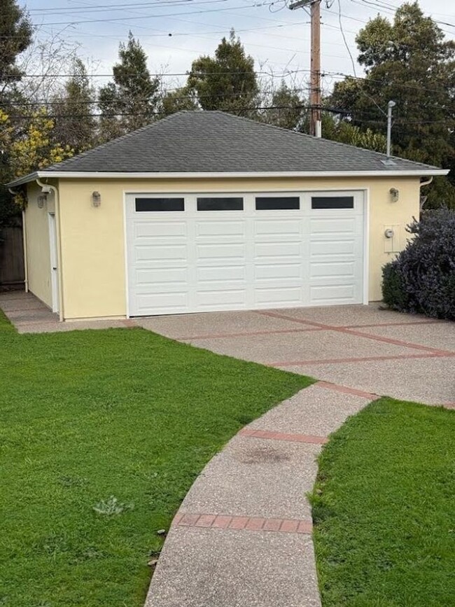 Building Photo - Charming 2-Bedroom Home Large Rumpus Room,...