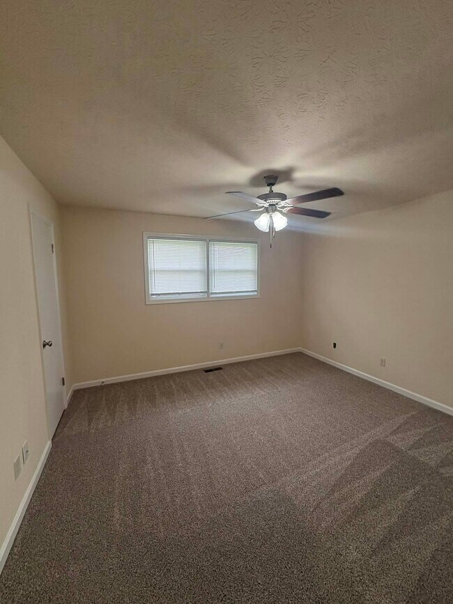 Building Photo - 1708 Highland Way