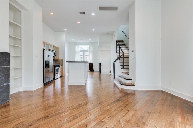 Building Photo - 2002 Blodgett St