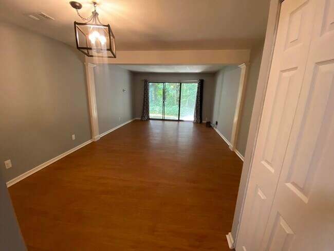Building Photo - 555 Russell Rd