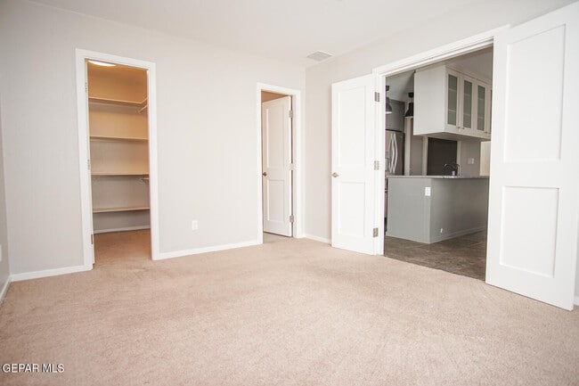 Building Photo - 4200 Camelot Heights Dr