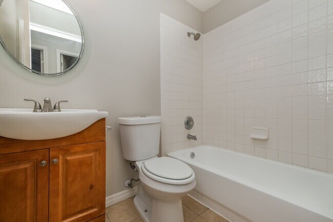 Building Photo - 11027 Kenmore Dr