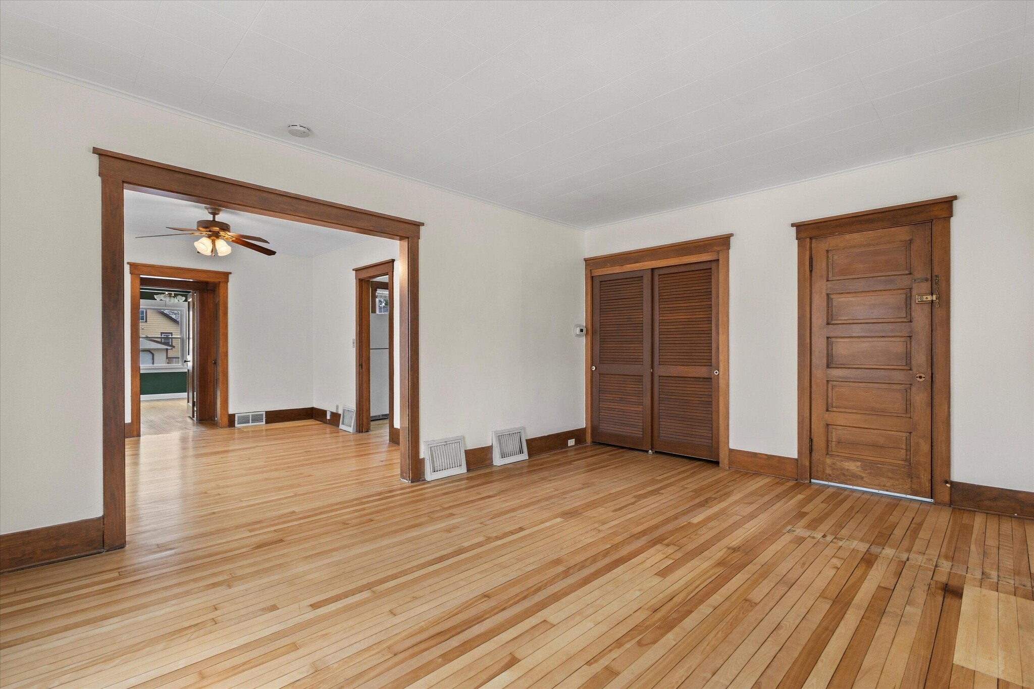 Building Photo - 137 W Newhall Ave
