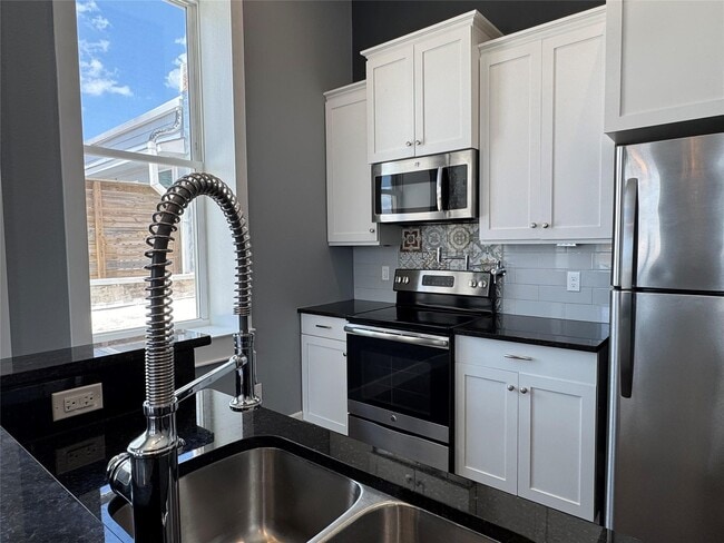 Building Photo - Downtown Loft