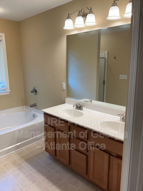 Building Photo - 1555 River Park Blvd