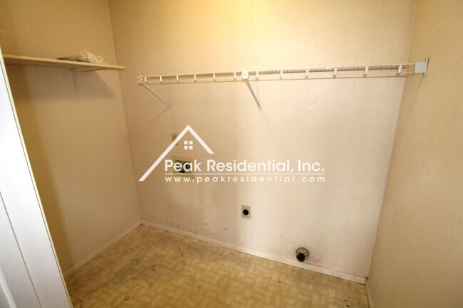 Building Photo - Spacious 3bd/2.5ba Antelope Home with 2 Ca...