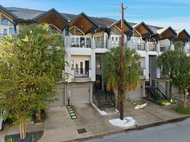 Primary Photo - 1628 Van Buren St