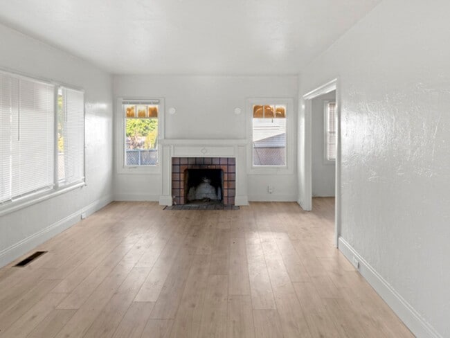 Building Photo - Great 2 bedroom Home