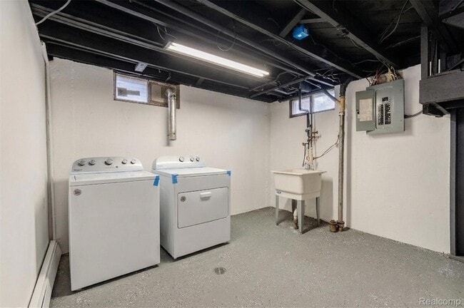 Building Photo - 629 N Vermont Ave