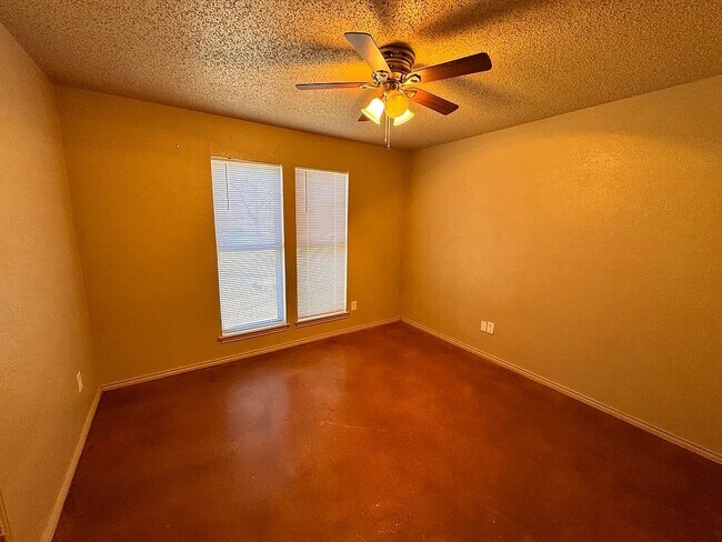 Building Photo - 5204 Hideaway Ct