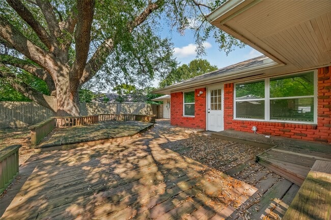 Building Photo - 5111 Creekbend Dr