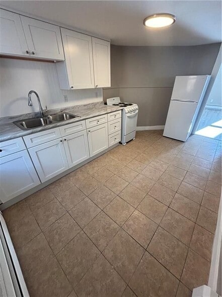 Building Photo - 780 Main St