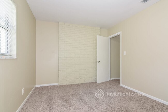 Building Photo - 2554 Lake Ellen Cir