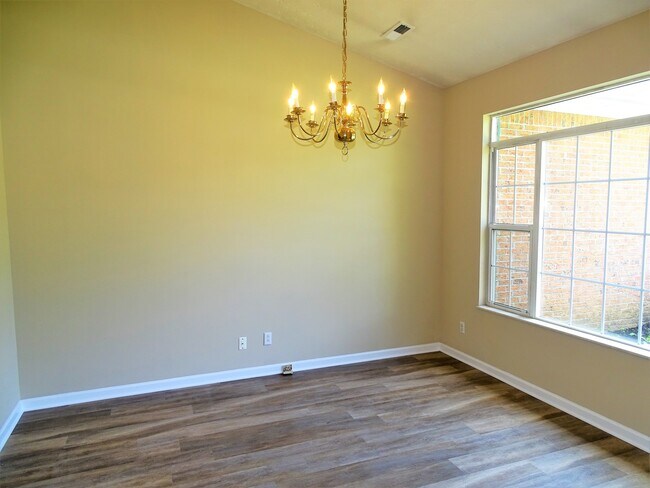 Building Photo - One Level Living! Updated 3BR / 2BA in Pri...
