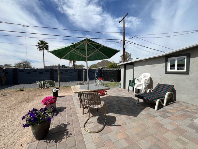 Building Photo - Furnished cozy 1 bedroom Duplex!