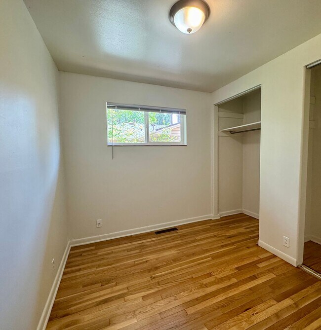 Building Photo - 3 Bedroom Home Walking distance to Sloan L...