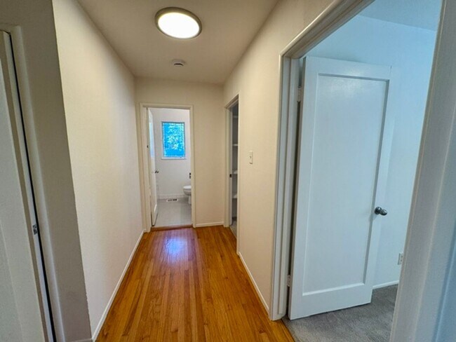 Building Photo - Charming single level home in Parkmead neighborhood