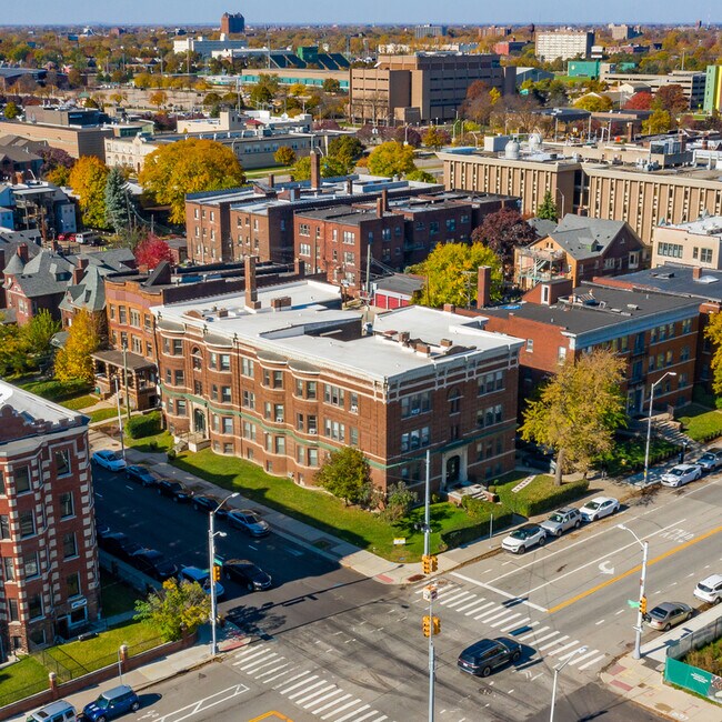 Building Photo - 622 W Forest Ave