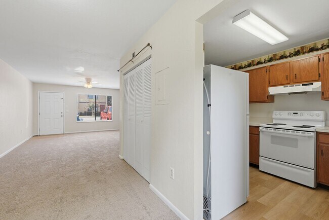 Building Photo - Southfork Oaks Condo