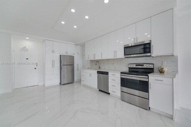 Building Photo - 1950 S Ocean Dr