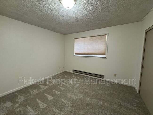 Building Photo - 414 Kingsway NW