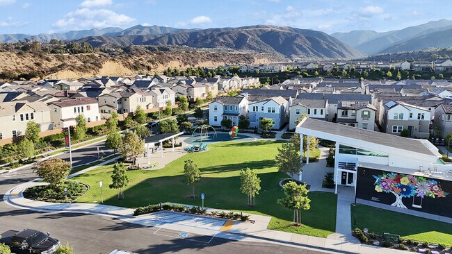 Building Photo - Light and bright 4 bedroom 3 bath beauty i...