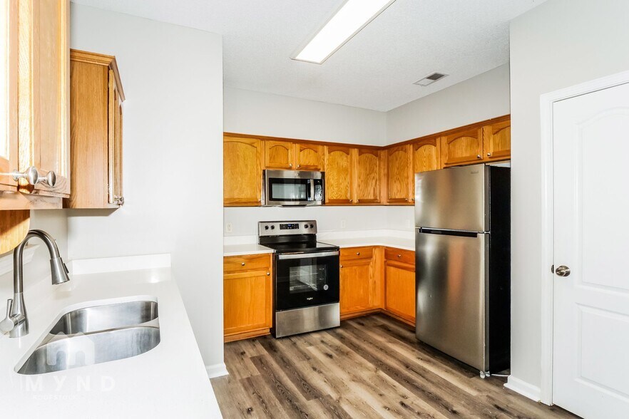 Building Photo - 8647 Rogers Park Ave