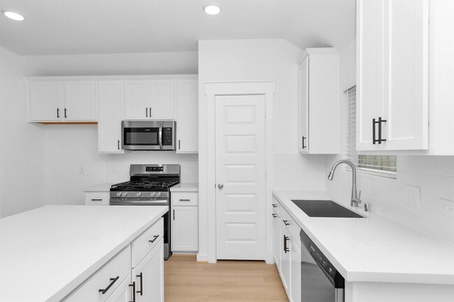 Building Photo - 40723 Mostyn Lake Dr