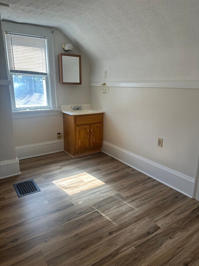 Building Photo - 134 Norwood St