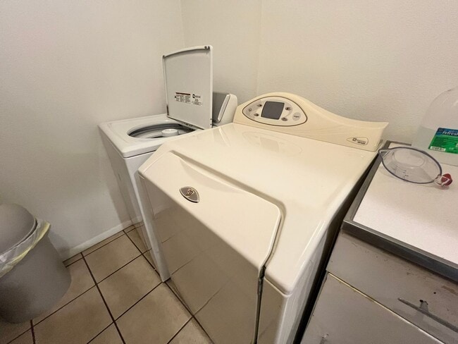 Building Photo - Charming Furnished Home - Short & Long Term Leasing