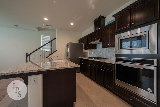 Building Photo - Fresno SouthEast Home, Gated Community, Clovis Unified School District, 3BR/2.5BA